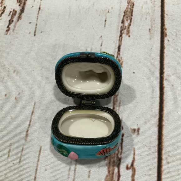 TWO FROGS IN LOVE HINGED TRINKET BOX - Picture 6 of 8